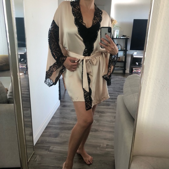 Victoria’s Secret Kimono Robe Lingerie Loungewear Cream Satin Black Lace S - Picture 1 of 9